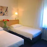 ホテル ノイフェルト 3*