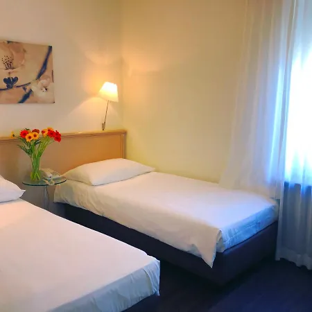 Otel Neufeld 3*