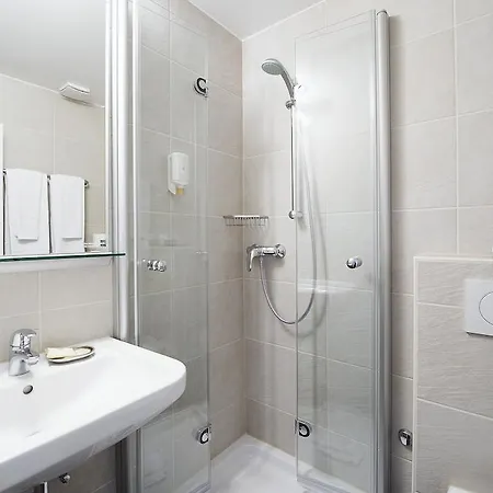 Otel Neufeld 3*