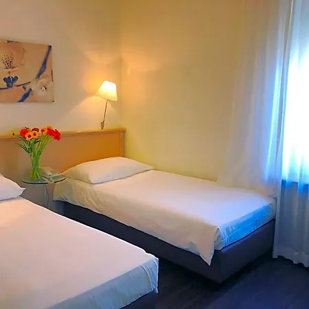 Otel Neufeld 3*